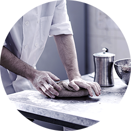 Weisser Großküchentechnik Nahaufnahme Arbeitsplatte Bäckerei